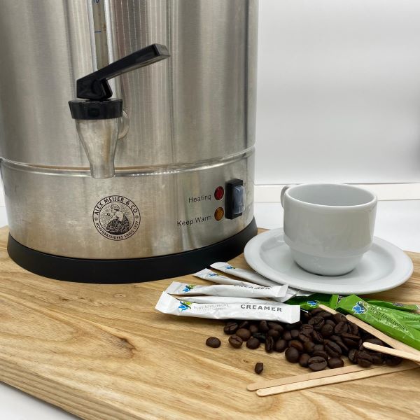 Afbeelding Koffie in ketel, kop en schotels en toebehoren ophalen in kantine
